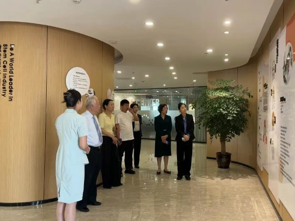 原卫生部副部长曹泽毅教授携北京王府中西医结合医院领导及专家参访细胞中心